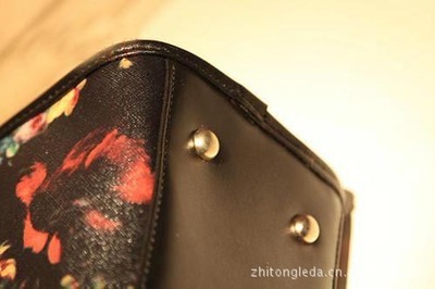 L-156新款玫瑰印花手袋 復古油畫風潮中的時尚宣言